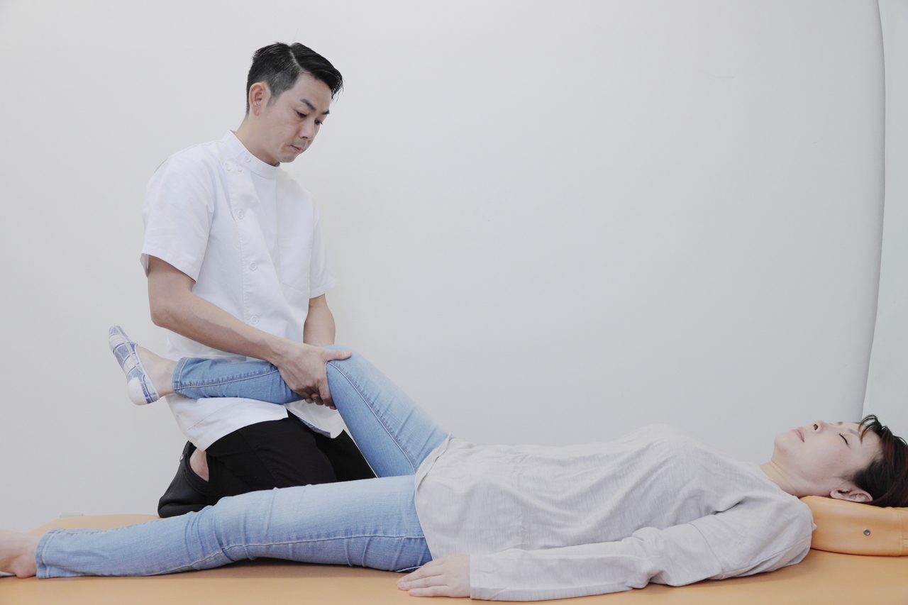 膝痛専門整体の施術風景