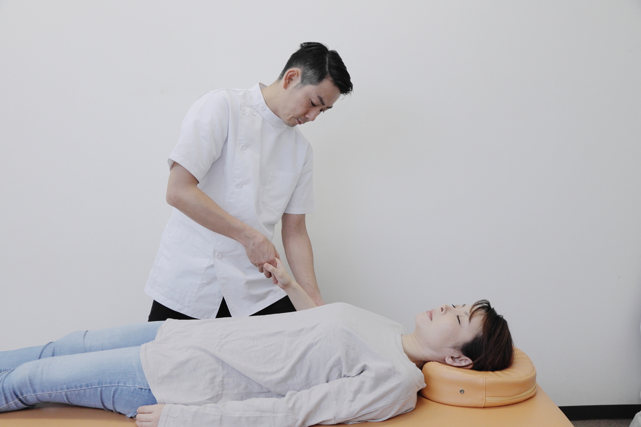 テニス肘専門整体の施術風景