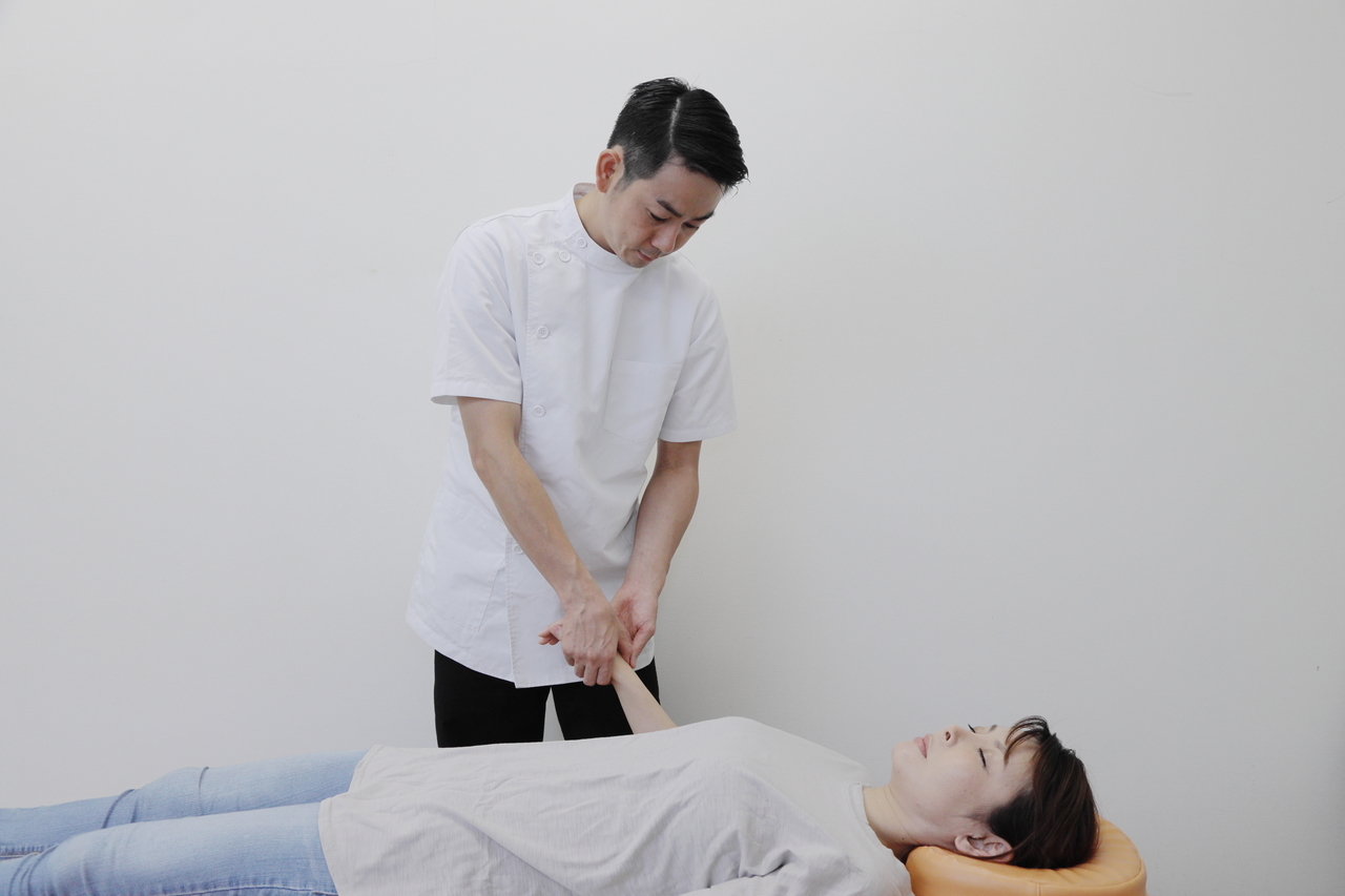 腱鞘炎専門整体の施術風景