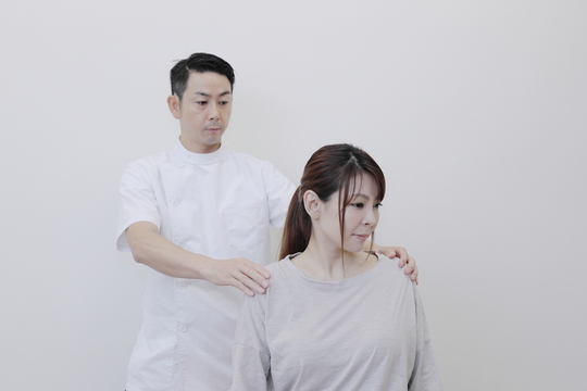 首の痛み専門整体の施術風景