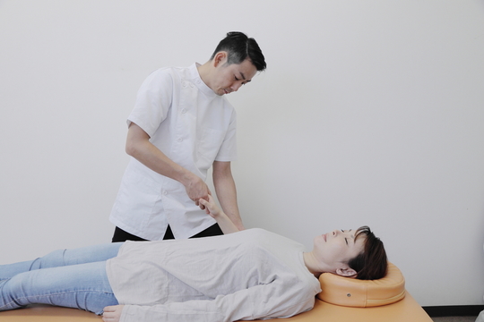 テニス肘専門整体の施術風景