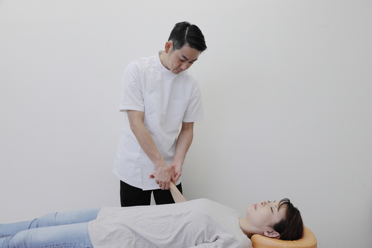 腱鞘炎専門整体の施術風景