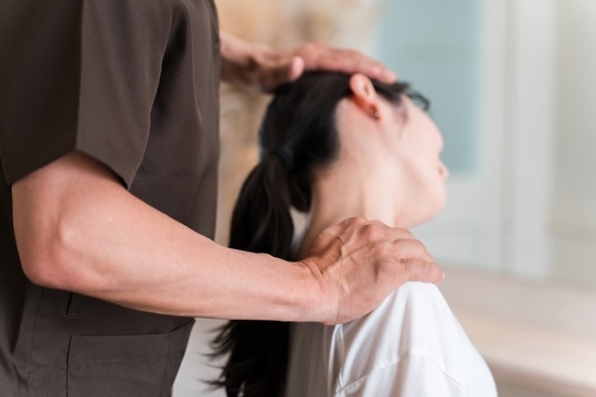 ストレートネックへの施術風景