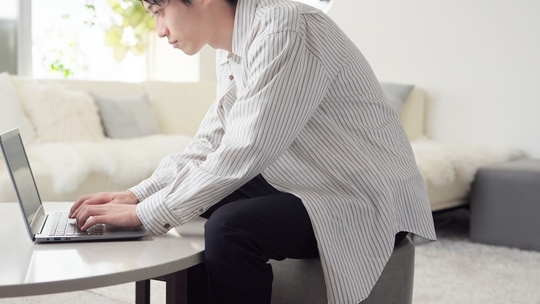 ストレートネックに影響するデスクワークの姿勢